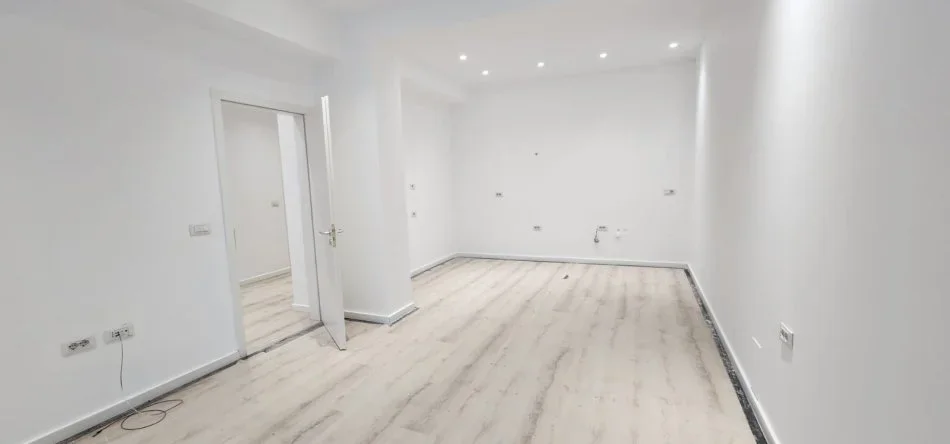 Tirane, jepet me qera zyre Kati 4, 97 m² 550 € (Rruga Dibres)