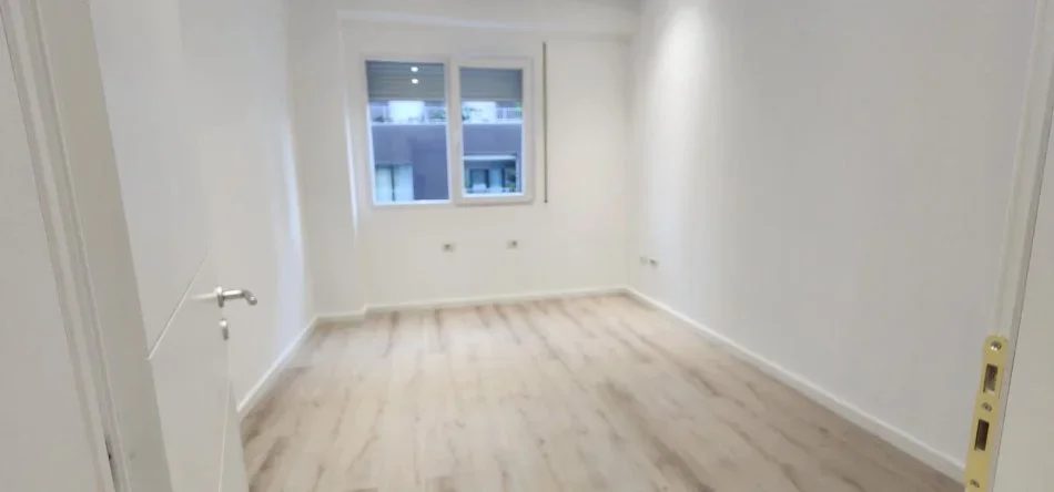 Tirane, jepet me qera zyre Kati 4, 97 m² 550 € (Rruga Dibres)