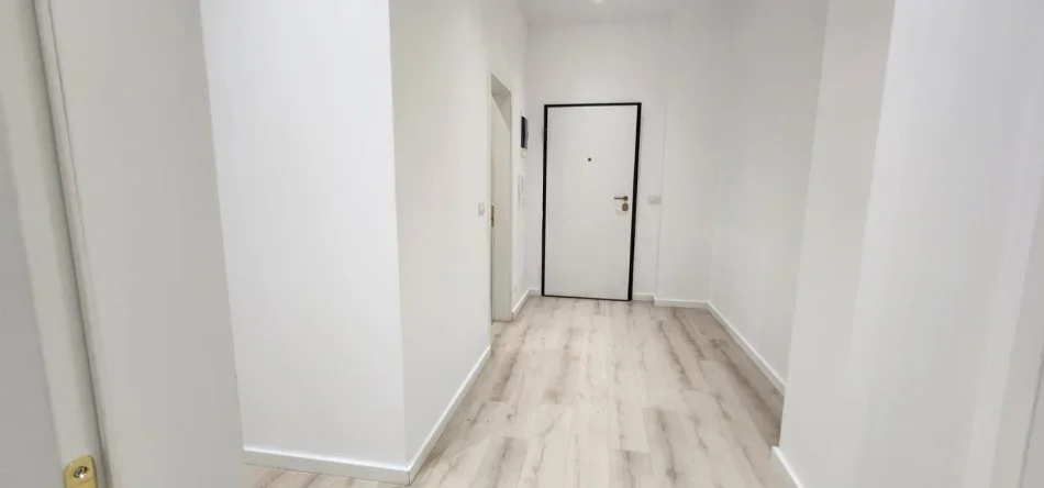 Tirane, jepet me qera zyre Kati 4, 97 m² 550 € (Rruga Dibres)
