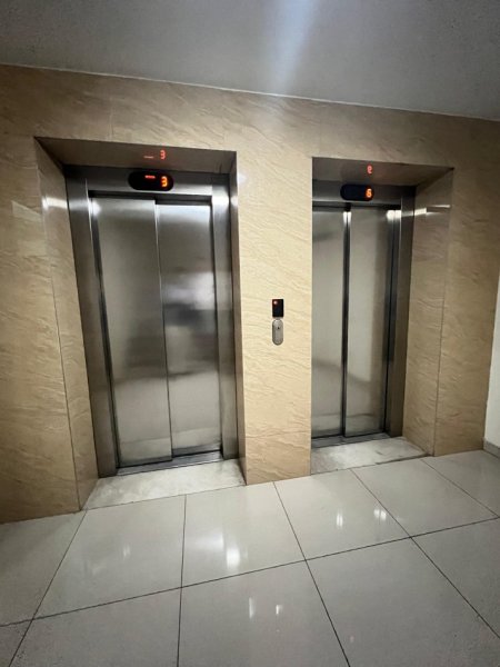 Tirane, shitet apartament 1+1 Kati 10, 53 m² 110.000 € (Pallati Henkes)