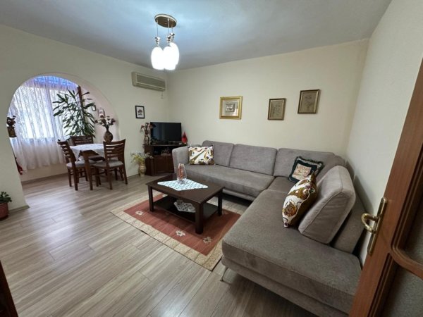 Tirane, jepet me qera apartament 1+1+Ballkon Kati 3, 60 m² 550 € (Ambasada Amerikane/Rruga Pjeter Budi)