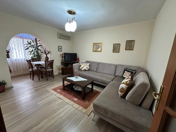 Tirane, jepet me qera apartament 1+1+Ballkon Kati 3, 60 m² 550 € (Ambasada Amerikane/Rruga Pjeter Budi)
