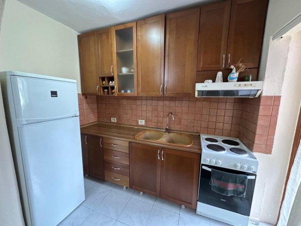 Tirane, jepet me qera apartament 1+1+Ballkon Kati 3, 60 m² 550 € (Ambasada Amerikane/Rruga Pjeter Budi)