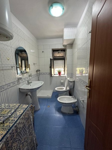 Tirane, jepet me qera apartament 1+1+Ballkon Kati 3, 60 m² 550 € (Ambasada Amerikane/Rruga Pjeter Budi)