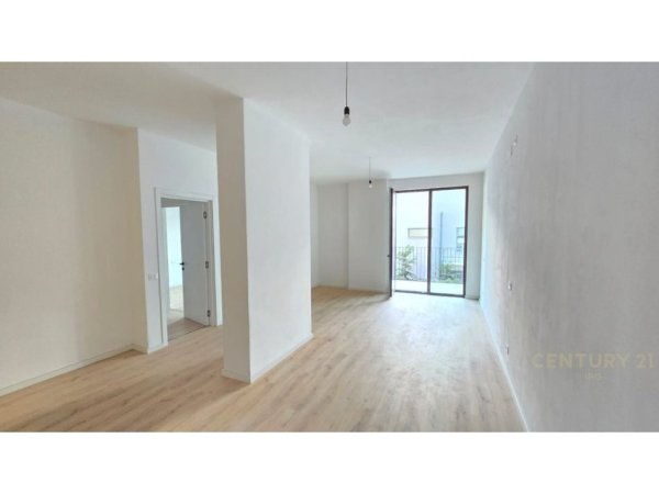 Tirane, jepet me qera zyre Kati 2, 105 m² 2.000 € (Kompleksi Dinamo)