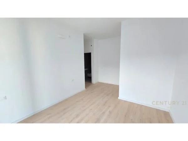 Tirane, jepet me qera zyre Kati 2, 105 m² 2.000 € (Kompleksi Dinamo)