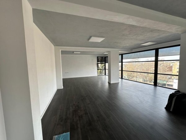 Tirane, jepet me qera zyre Kati 2, 107 m² 800 € (Rruga e Dibres)