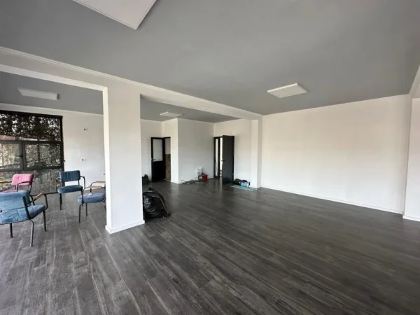 Tirane, jepet me qera zyre Kati 2, 107 m² 800 € (Rruga e Dibres)