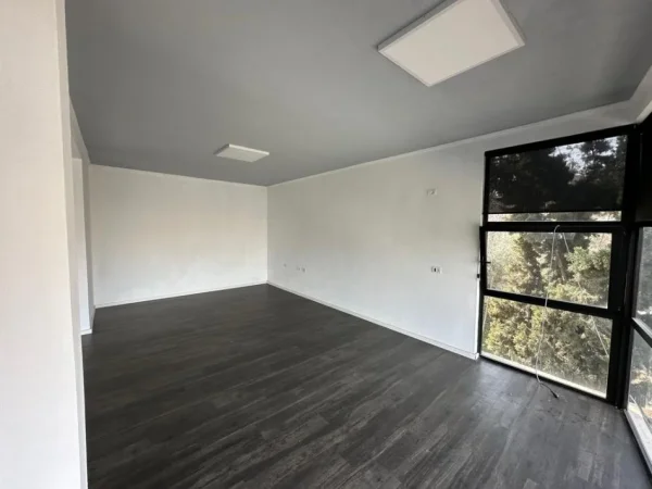 Tirane, jepet me qera zyre Kati 2, 107 m² 800 € (Rruga e Dibres)