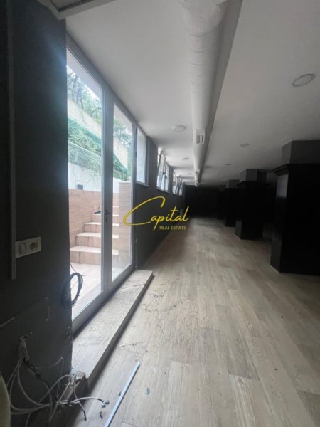 Tirane, jepet me qera ambjent biznesi Kati -1, 240 m² 950 € (PAZARI I RI)