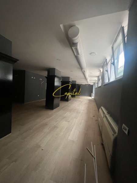 Tirane, jepet me qera ambjent biznesi Kati -1, 240 m² 950 € (PAZARI I RI)