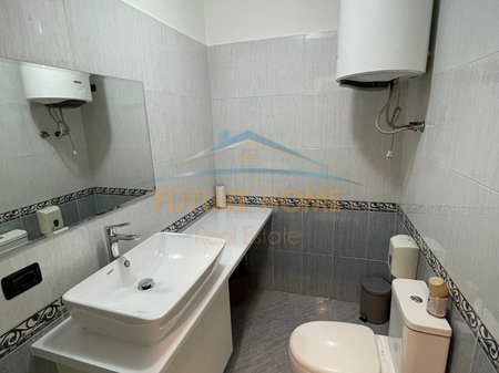 Tirane, jepet me qera ambjent biznesi Kati 4, 70 m² 700 € 