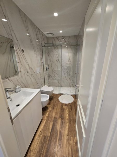 Tirane, shitet apartament 2+1 , 138 m² (blloku)