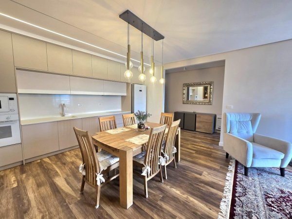 Tirane, shitet apartament 2+1 , 138 m² (blloku)