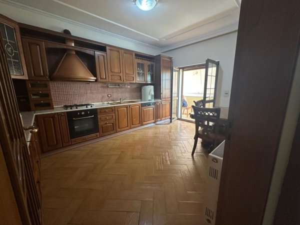 Tirane, jepet me qera apartament duplex 3+1+Ballkon Kati 3, 160 m² 1.000 € 