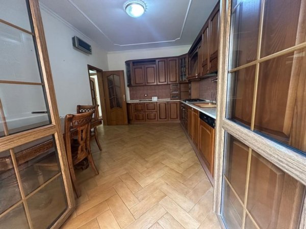 Tirane, jepet me qera apartament duplex 3+1+Ballkon Kati 3, 160 m² 1.000 € 