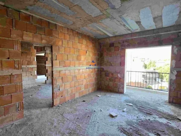 Tirane, shitet apartament 1+1+Ballkon Kati 5, 65 m² 105.000 € (RRUGA E DIBRES, PERBALLE QSUT, 1 MINUTE NGA SPITALI AMERIKAN 2)