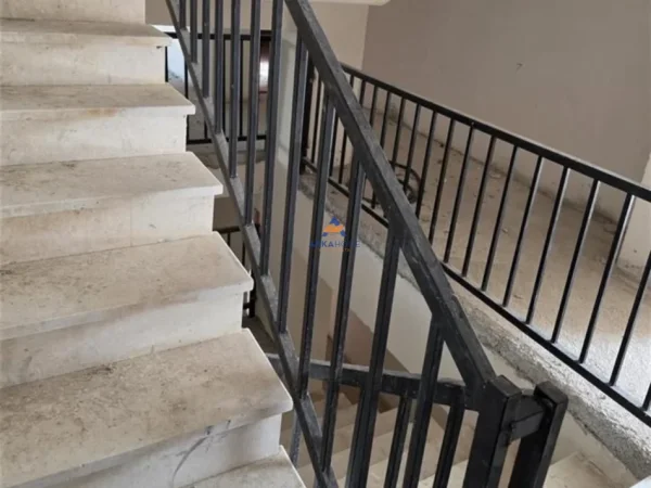 Tirane, shitet apartament 1+1+Ballkon Kati 5, 65 m² 105.000 € (RRUGA E DIBRES, PERBALLE QSUT, 1 MINUTE NGA SPITALI AMERIKAN 2)