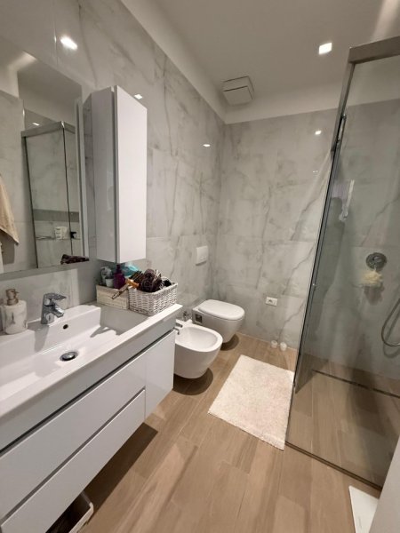 Tirane, jepet me qera apartament 2+1 Kati 7, 112 m² 1.100 € (kika 2)