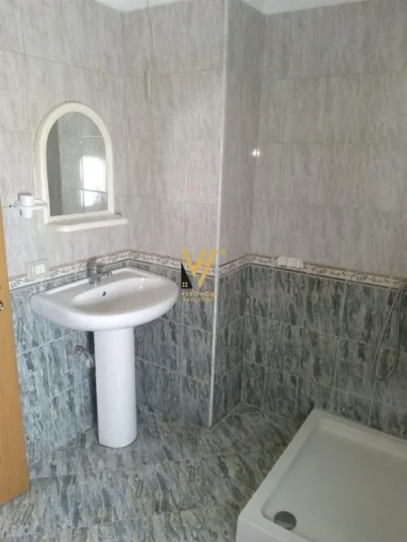 Tirane, jepet me qera apartament 1+1+Ballkon Kati 6, 75 m² 520 € (PEDRIATRIA)