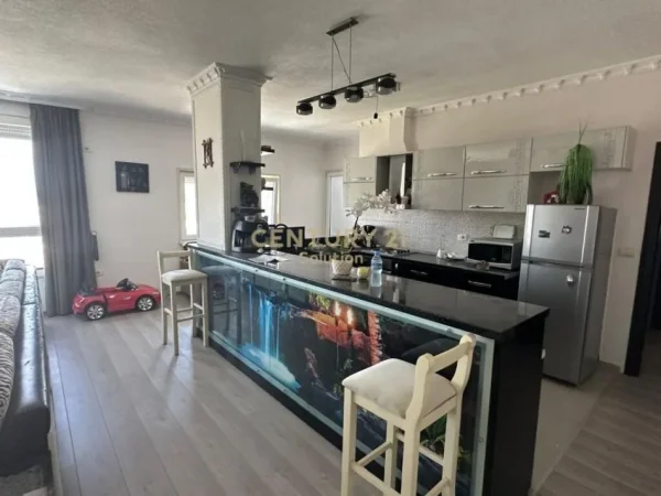 Tirane, jepet me qera 2+1 , 120 m² 320 € 