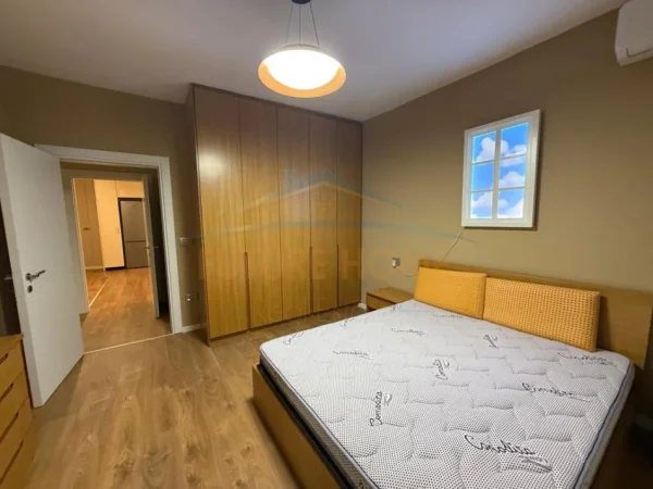 Tirane, jepet me qera apartament 2+1 Kati 3, 110 m² 800 € (KOMUNA E PARISIT)