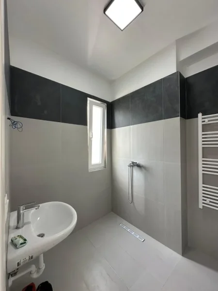 Tirane, jepet me qera apartament 2+1 Kati 2, 95 m² 600 € (RIVER REZIDENC)