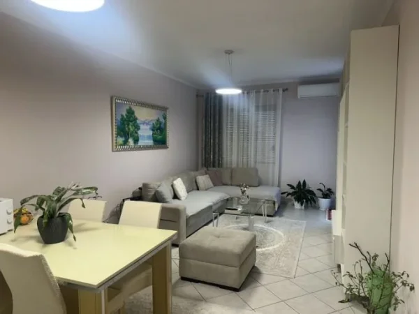 Tirane, jepet me qera apartament 1+1+Ballkon Kati 8, 65 m² 450 € (Rrga Sokrat Miho, prane Vila- L)