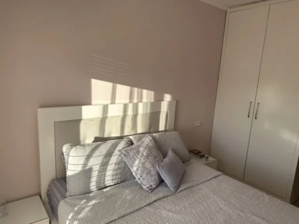 Tirane, jepet me qera apartament 1+1+Ballkon Kati 8, 65 m² 450 € (Rruga Sokrat Miho, prane VILES - L, Astir)