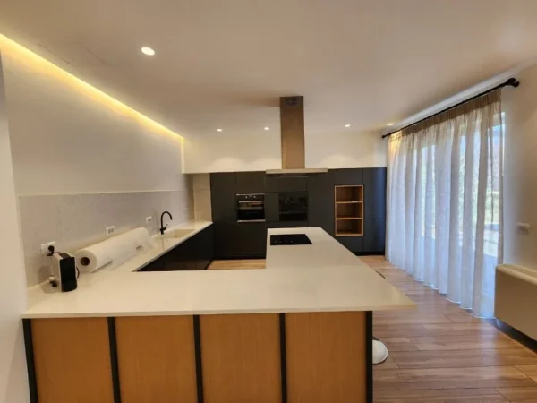 Tirane, shitet Vile 3 Katshe Kati 1, 355 m² 700.000 € 