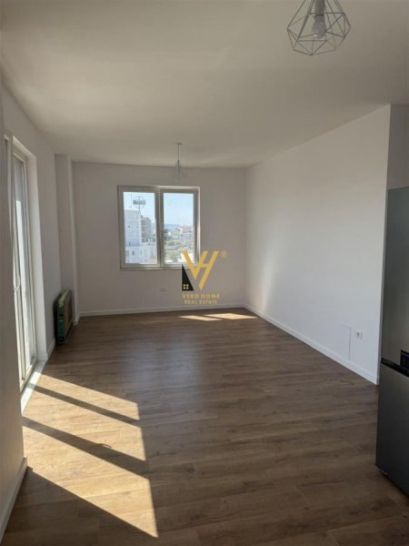 Tirane, jepet me qera apartament 1+1+Ballkon Kati 5, 60 m² 450 € (BULEVARDI I RI)