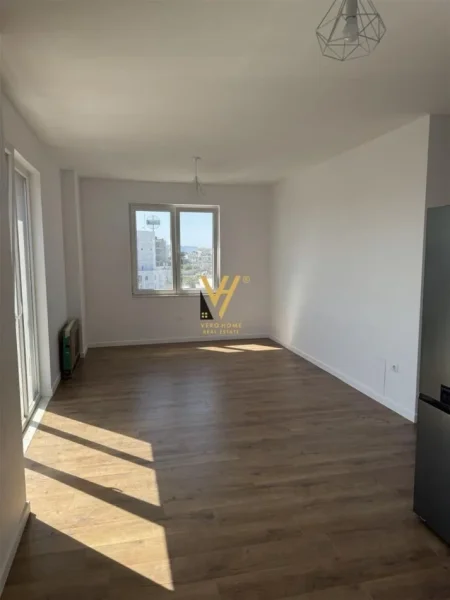 Tirane, jepet me qera apartament 1+1+Ballkon Kati 5, 60 m² 450 € (BULEVARDI I RI)