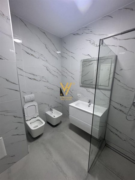 Tirane, jepet me qera apartament 1+1+Ballkon Kati 5, 60 m² 450 € (BULEVARDI I RI)