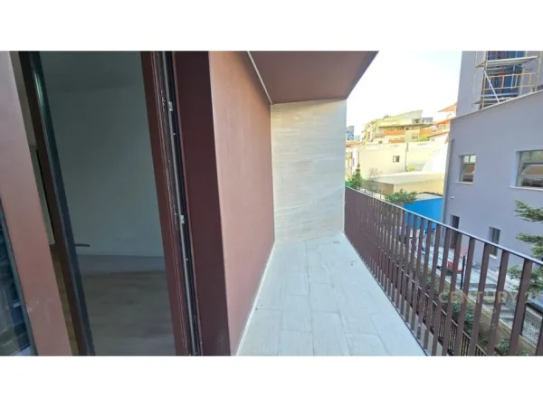 Tirane, jepet me qera zyre Kati 2, 105 m² 2.000 € (Kompleksi Altana, rruga e Kosovareve)