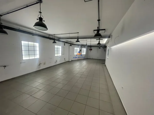 Tirane, jepet me qera ambjent biznesi Kati -1, 700 m² 5.000 € (KOMUNA E PARISIT)