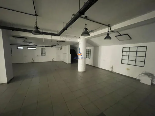 Tirane, jepet me qera ambjent biznesi Kati -1, 700 m² 5.000 € (KOMUNA E PARISIT)