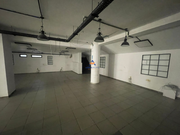 Tirane, jepet me qera ambjent biznesi Kati -1, 700 m² 5.000 € (KOMUNA E PARISIT)