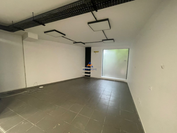Tirane, jepet me qera ambjent biznesi Kati -1, 700 m² 5.000 € (KOMUNA E PARISIT)
