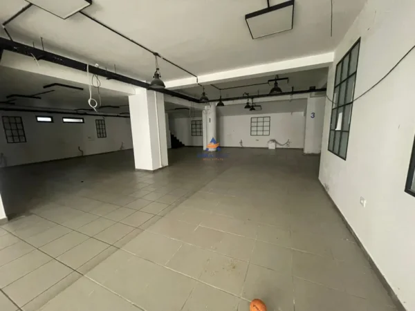 Tirane, jepet me qera ambjent biznesi Kati -1, 700 m² 5.000 € (KOMUNA E PARISIT)