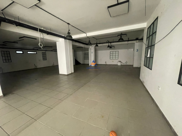 Tirane, jepet me qera ambjent biznesi Kati -1, 700 m² 5.000 € (KOMUNA E PARISIT)