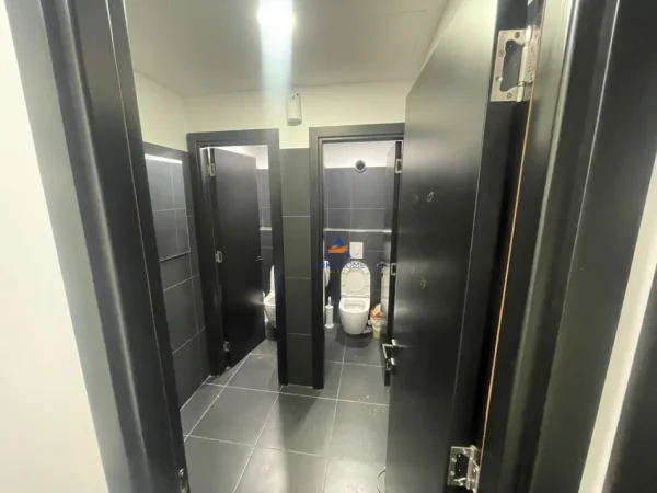 Tirane, jepet me qera ambjent biznesi Kati -1, 700 m² 5.000 € (KOMUNA E PARISIT)