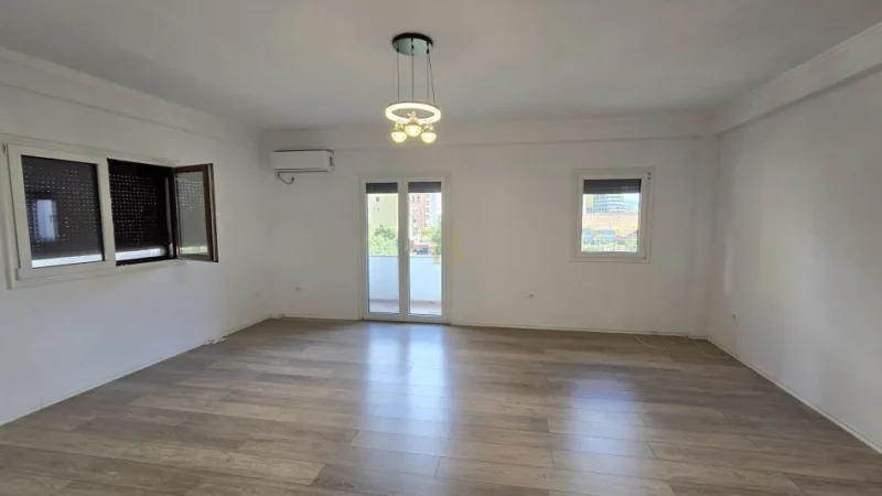 Tirane, jepet me qera zyre Kati 3, 115 m² 800 € 