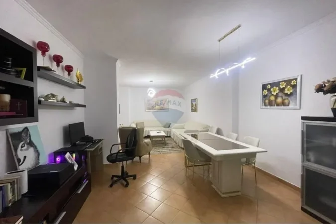 Tirane, shitet apartament 2+1+Ballkon , 235.000 € 