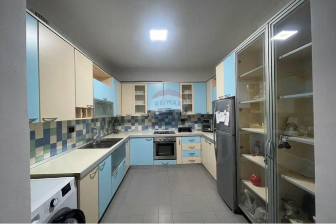 Tirane, shitet apartament 2+1+Ballkon , 235.000 € 