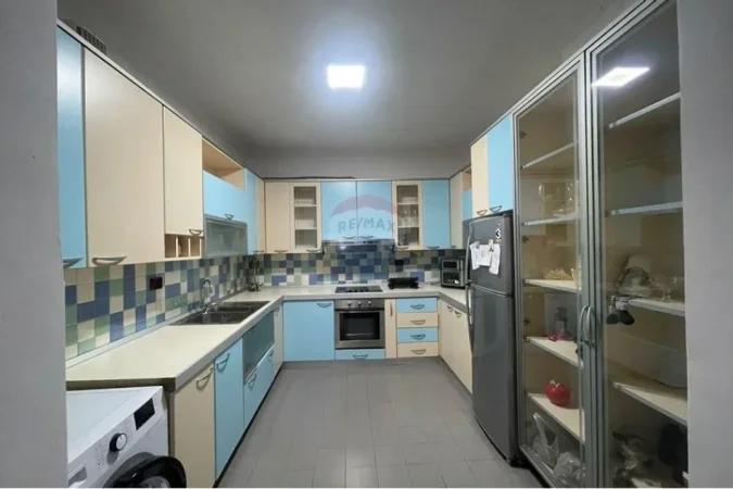 Tirane, shitet apartament 2+1+Ballkon , 235.000 € 