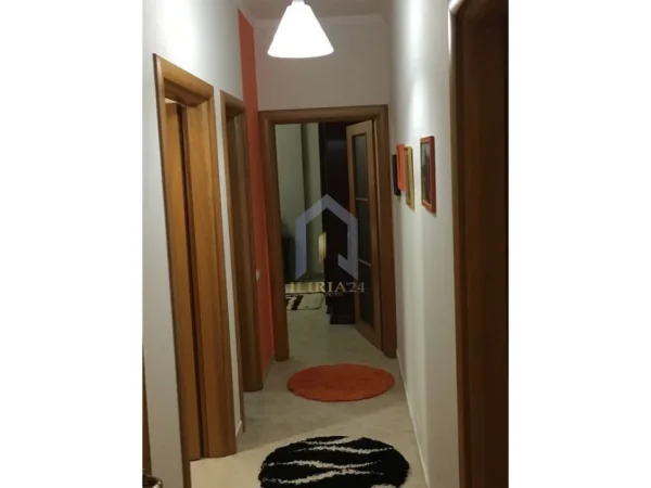 Tirane, jap me qera apartament 2+1+Ballkon Kati 5, 100 m² 700 € (Rruga e Elbasanit)
