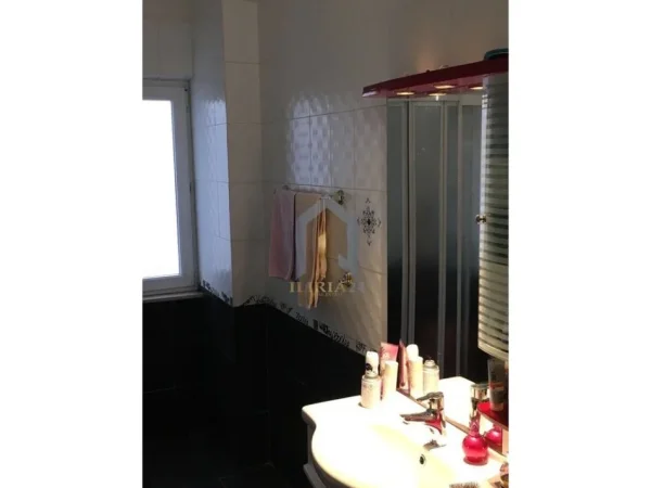Tirane, jap me qera apartament 2+1+Ballkon Kati 5, 100 m² 700 € (Rruga e Elbasanit)