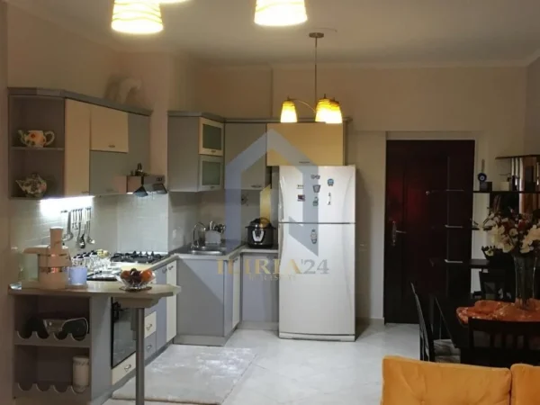 Tirane, jap me qera apartament 2+1+Ballkon Kati 5, 100 m² 700 € (Rruga e Elbasanit)