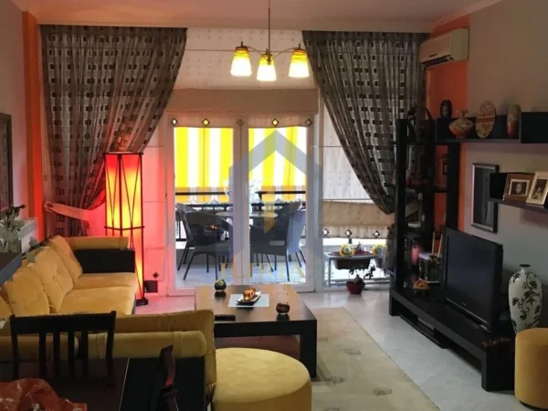 Tirane, jap me qera apartament 2+1+Ballkon Kati 5, 100 m² 700 € (Rruga e Elbasanit)