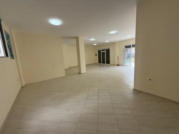 Tirane, jepet me qera ambjent biznesi Kati 0, 140 m² 1.000 € (selite)